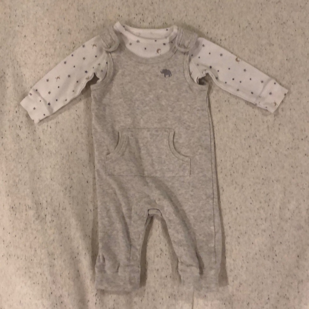 Carter’s gender neutral baby outfit